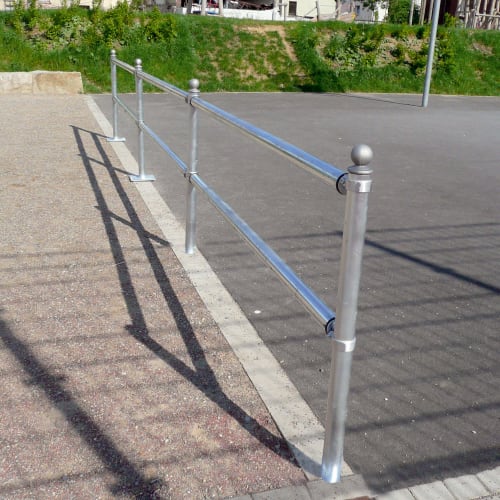 Verbindungselement für Verkehrsschutzgeländer-System aus Metall im Außenbereich