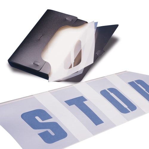 Schablonensatz mit Buchstaben und Ziffern in schwarzer Verpackung und blauen Buchstaben auf weißem Hintergrund