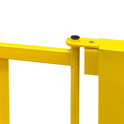 Gelbe Schwingtür aus Stahl für Rammschutz-Geländer, Nahaufnahme des Scharniers