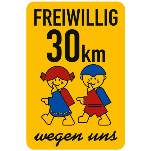 Gelbes Schulwegschild mit der Aufschrift Freiwillig 30 km/h wegen uns und zwei Kindern mit Schulranzen
