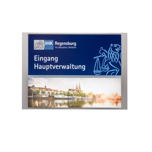 Madrid Wandschild mit innenliegender LED-Beleuchtung, blaues Schild mit IHK Regensburg Logo, Text Eingang Hauptverwaltung und Stadtansicht