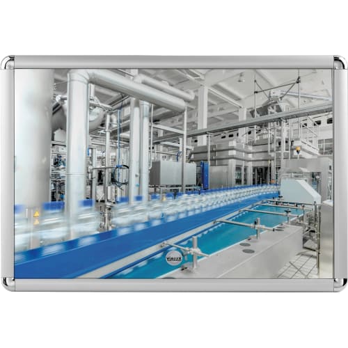 Flachspiegel ohne Glassplitter mit Rahmen in einer industriellen Produktionsanlage nach HACCP Standard