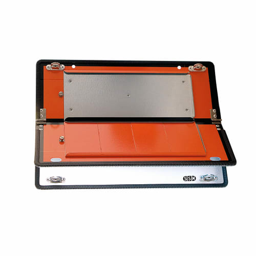 Ziffernwarntafel als starre Stahl-Grundplatte verzinkt mit oranger Oberfläche und Metallklammern