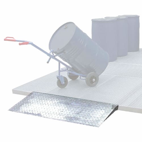 Auffahrrampe aus Stahl für modulare Sicherheitsbodenelemente mit Fass und Sackkarre