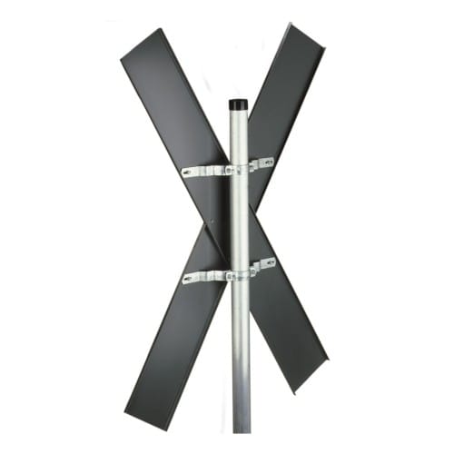 Gekröpfte Bandschelle befestigt an einem Verkehrsschild mit zwei schwarzen reflektierenden Flächen