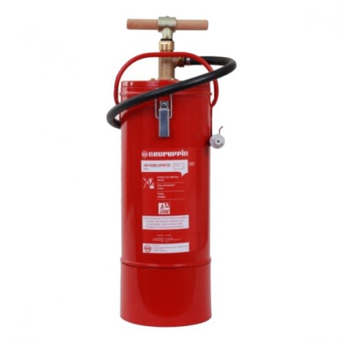 Rote Kübelspritze B10 mit Holzgriff und schwarzem Schlauch, nach DIN 14 405 und Euronorm EN3