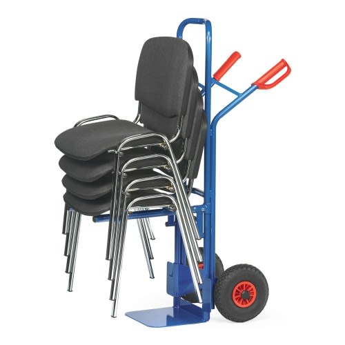 FETRA Stuhlkarre B1345L mit verschraubtem Traggestell und Tragkraft 300 kg, transportiert vier gestapelte schwarze Stühle mit Metallrahmen