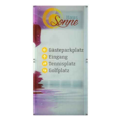 TORiNO Außenaufsteller mit Wegweiser zu Gästeparkplatz, Eingang, Tennisplatz und Golfplatz vor Haus Sonne