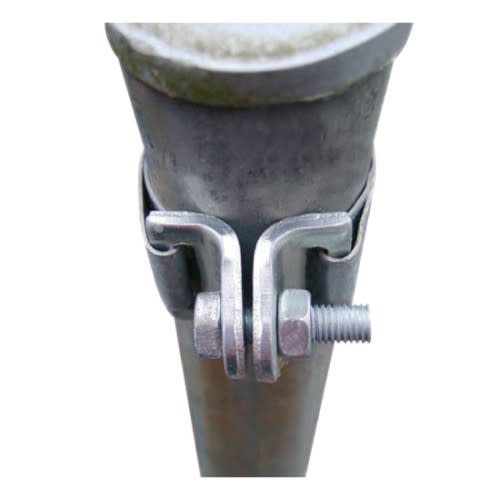 Universal-Bandschelle Typ 1 aus Metall befestigt an einem Rohr