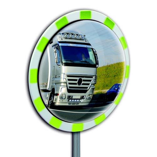 Verkehrsspiegel TM Panorama mit reflektierenden grünen Markierungen zur Überprüfung von drei Richtungen, zeigt LKW und Auto auf Straße