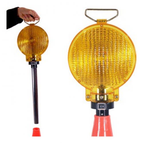 Stab-Blitzleuchte mit gelbem Rundlicht und schwarzem Stab, Hand hält Griff oben