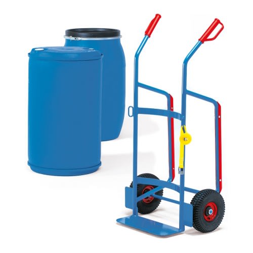 FETRA Fasskarre 2080 für Kunststofffässer mit blauer Farbe und Tragkraft 250 kg, neben zwei blauen Kunststofffässern