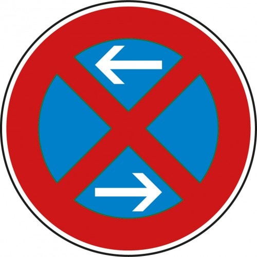 Verkehrsschild Absolutes Haltverbot Mitte mit Rechtsaufstellung, VZ 283-30, roter Kreis mit blauem Hintergrund und weißen Pfeilen nach links und rechts
