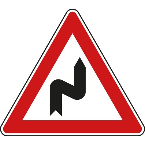 Verkehrsschild Doppelkurve zunächst rechts VZ 105-20 mit rotem Dreieck und schwarzer doppelter Kurve