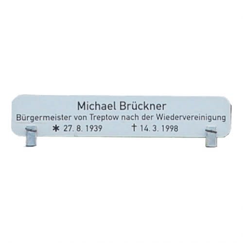 Berliner Erläuterungsschild für Michael Brückner, Bürgermeister von Treptow nach der Wiedervereinigung, mit Geburts- und Sterbedatum