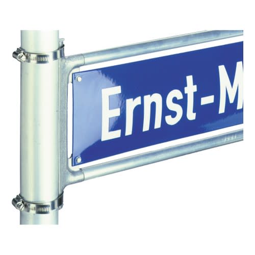 Alu-Steckrahmen mit Bandbefestigung für Emaille-Flachschild an einem Rohrpfosten