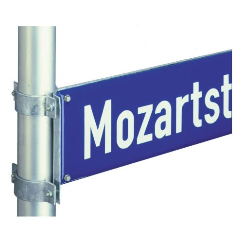Flachstahlrahmen zur Befestigung eines blauen Straßennamenschilds mit weißer Schrift an einem Metallpfosten