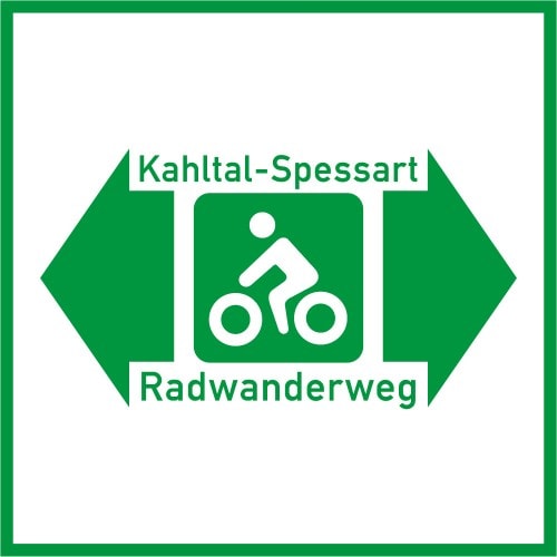 Grünes Radwegschild mit Pfeilen links und rechts, Fahrradfahrer-Symbol und Text Kahltal-Spessart Radwanderweg