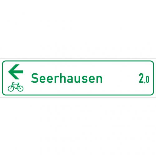 Grünes Radwanderweg Schild mit Richtungspfeil nach links und Zielort Seerhausen 2,0 Kilometer