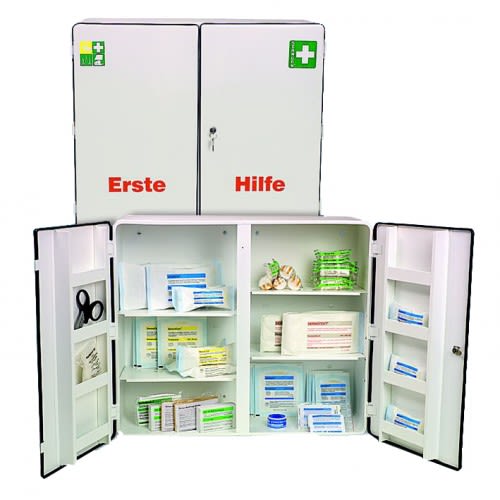 Verbandschrank ATHEN von Söhngen mit Erste Hilfe Ausstattung, geöffnet mit sichtbaren Verbandsmaterialien und medizinischen Utensilien