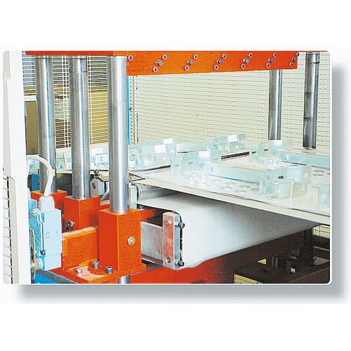 Flacher Präzisionsspiegel ohne Verzerrung in industrieller Maschine mit Metallrahmen und orangefarbenen Stützen