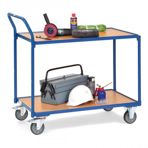 FETRA leichter Tischwagen mit 2 Holzböden, blauem Metallrahmen, schrägem Schiebegriff und Tragkraft 300 kg, beladen mit Werkzeug und Schutzhelm
