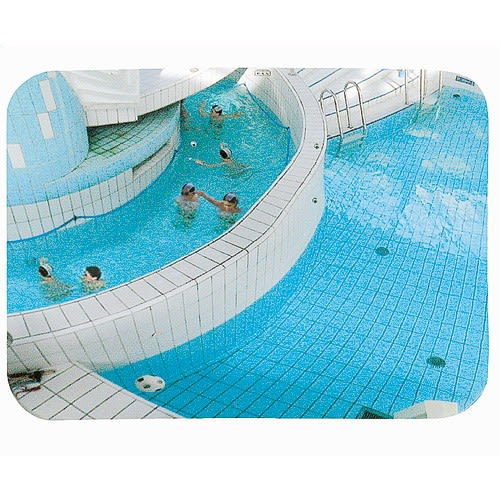 Überwachungsspiegel für Schwimmbäder im Innenbereich mit Blick auf Schwimmer im Pool