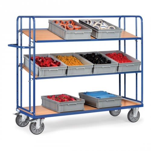 FETRA Etagenwagen 4295 mit 3 Böden und blauer Metallrahmen, Tragkraft 500 kg, mit grauen Kunststoffboxen und verschiedenen Kleinteilen beladen