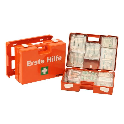 Erste-Hilfe-Koffer MAXI in orange mit weißem Erste Hilfe Schriftzug und grünem Kreuz, geöffnet und geschlossen mit Verbandsmaterial