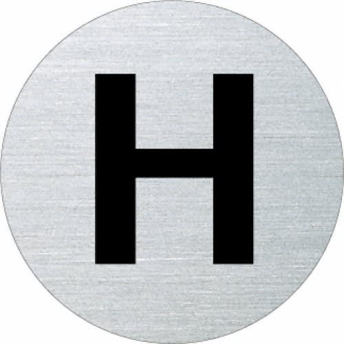 Rundes Textschild mit dem Buchstaben H in schwarzer Schrift auf silbernem Hintergrund