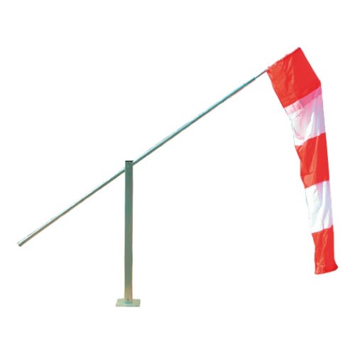 Kippmastständer mit rotem und weißem Windsack auf weißem Hintergrund