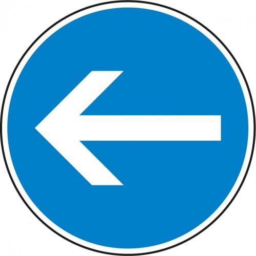 Vorgeschriebenes Verkehrsschild mit weißem Pfeil nach links auf blauem Grund, zeigt vorgeschriebene Fahrtrichtung hier links an