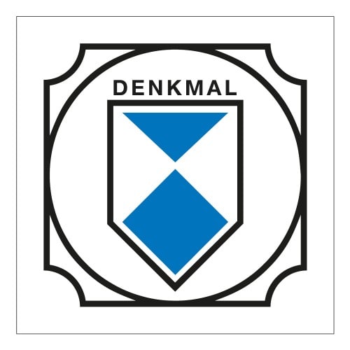 Denkmalschutzschild mit blauem Wappen und Schriftzug DENKMAL in schwarzem Rahmen