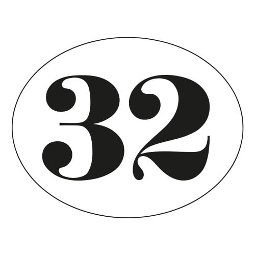 Dresdener Hausnummer oval mit der Zahl 32 in schwarzer Schrift auf weißem Hintergrund