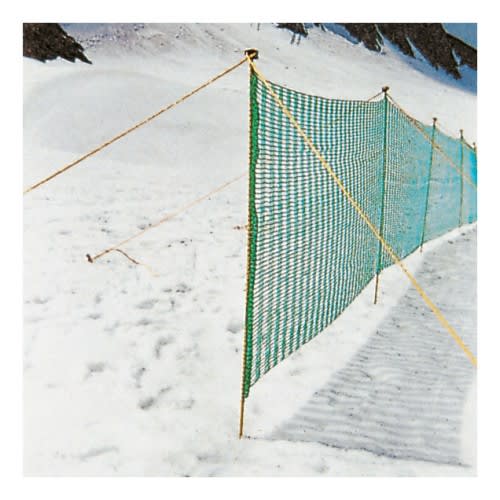 Schneefangzaun YETI mit eingewebten Polyesterstäben auf verschneitem Berg