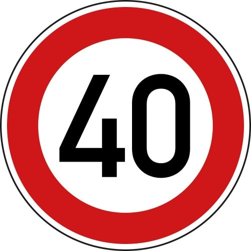 Verkehrsschild zulässige Höchstgeschwindigkeit 40 km/h mit rotem Rand und schwarzer Zahl 40 auf weißem Hintergrund