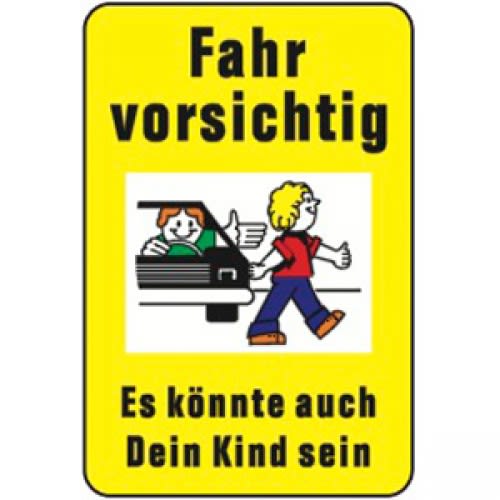 Gelbes Verkehrsschild mit der Aufschrift Fahr vorsichtig Es könnte auch Dein Kind sein und einer Illustration von einem Kind, das vor einem Auto die Straße überquert