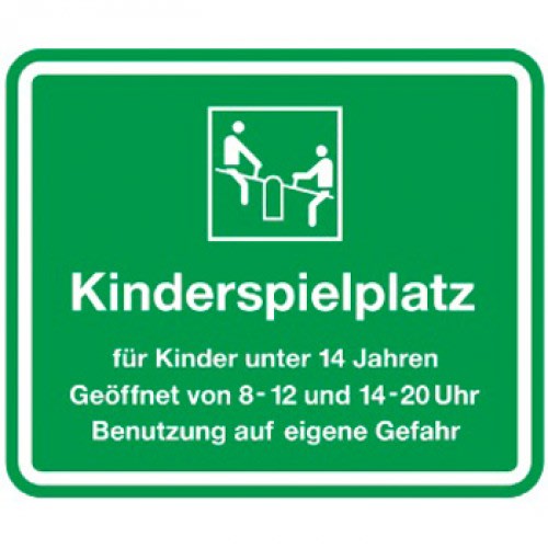 Grünes Schild mit der Aufschrift Kinderspielplatz für Kinder unter 14 Jahren, geöffnet von 8-12 und 14-20 Uhr, Benutzung auf eigene Gefahr, mit Symbol einer Wippe
