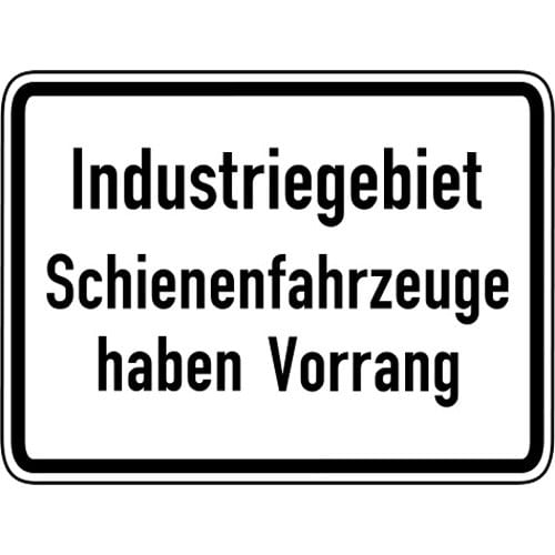 Verkehrsschild Industriegebiet Schienenfahrzeuge haben Vorrang VZ 1008-32 weißes rechteckiges Schild mit schwarzem Rand und schwarzer Schrift
