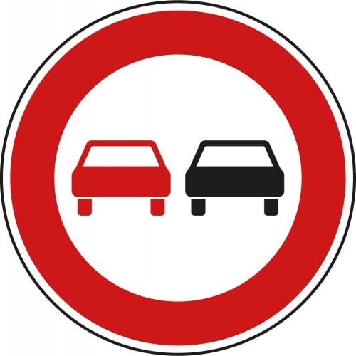 Verkehrsschild Überholverbot für Kraftfahrzeuge aller Art VZ 276 mit rotem Rand und zwei Autos, eines rot und eines schwarz
