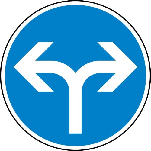 Verkehrsschild vorgeschriebene Fahrtrichtung links oder rechts VZ 214-30 blaues rundes Schild mit weißen Pfeilen nach links und rechts