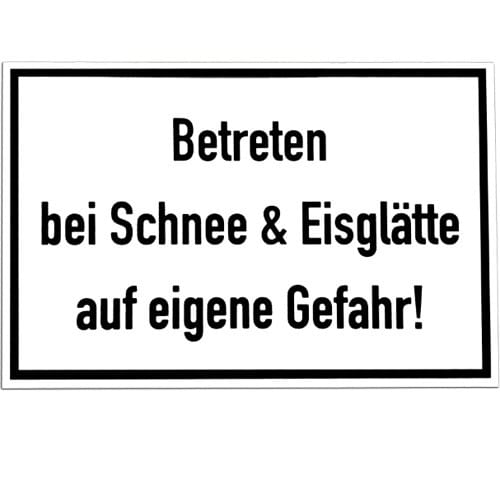 Warnschild Betreten bei Schnee und Eisglätte auf eigene Gefahr in schwarzer Schrift auf weißem Hintergrund