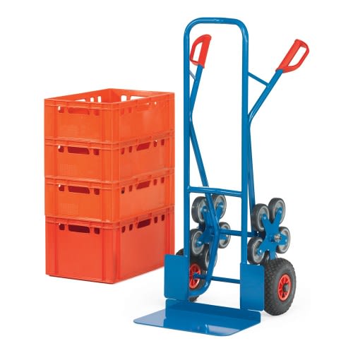 FETRA Stahlrohr-Treppenkarre TK1328 in Blau mit großer Schaufel, Luftbereifung und Treppensternen, Tragkraft 200 kg, neben drei gestapelten orangen Kunststoffkisten