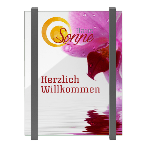 TORiNO Etagenwegweiser mit Haus Sonne Logo, pinker Orchidee und Text Herzlich Willkommen