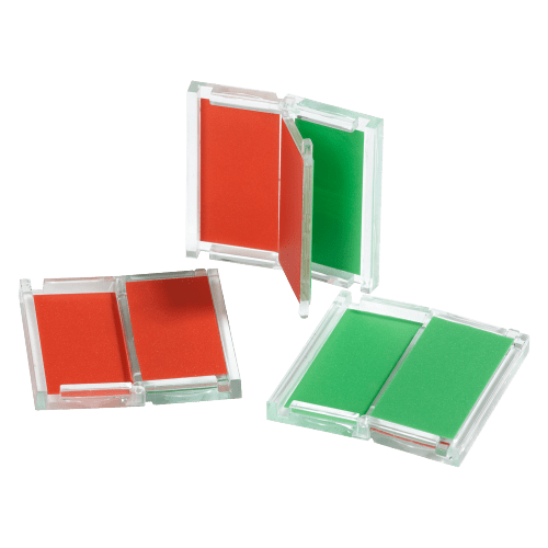 Universalanzeige frei belegt mit roten und grünen Klappen in transparentem Rahmen