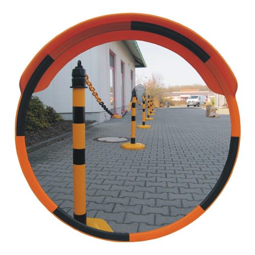 Runder Beobachtungsspiegel mit orange-schwarzem Rahmen an einem Gehweg vor einem Gebäude