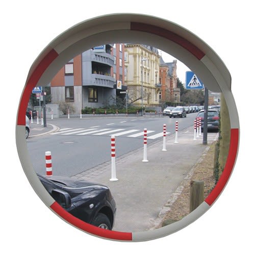 Verkehrsspiegel Aspect mit rotem und weißem Rand an einer Straßenkreuzung zur besseren Sicht auf den Verkehr