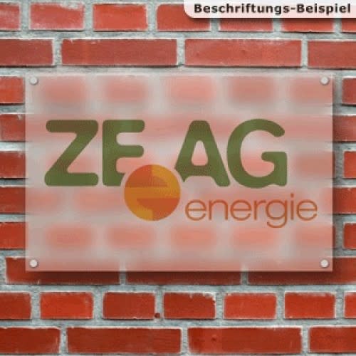 Werbeschild AIR nach Wunsch mit ZF AG energie Logo an roter Backsteinwand befestigt