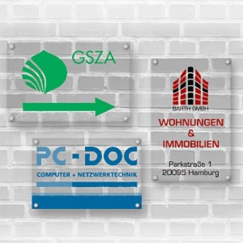 Werbeschild aus Acrylglas mit verschiedenen Firmenlogos und Beschriftungen an einer weißen Ziegelwand