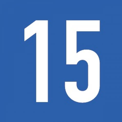 Hausnummernschild ohne Straßenangabe mit der Nummer 15 auf blauem Hintergrund